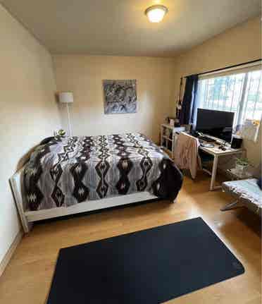 Room in Hollywood Available Aug. 1