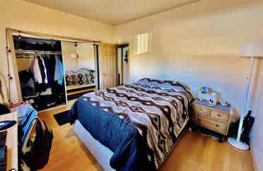 Room in Hollywood Available Aug. 1