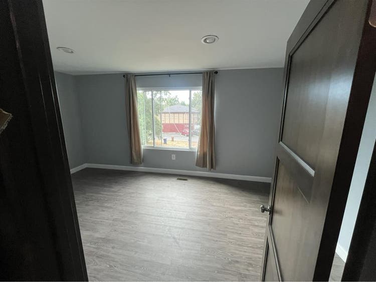 Looking for roommates for my 2 room