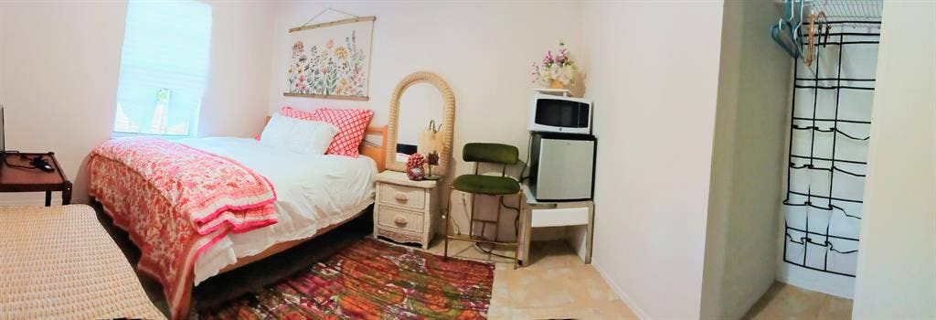 Furnished room for traveling pro