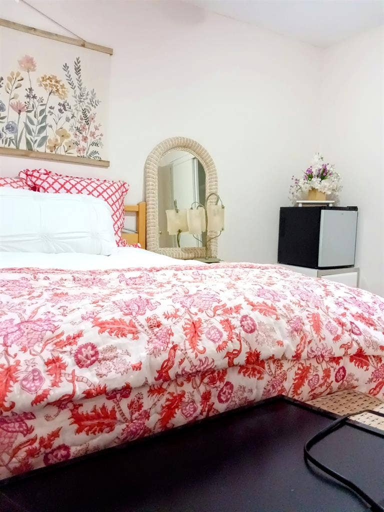 Furnished room for traveling pro