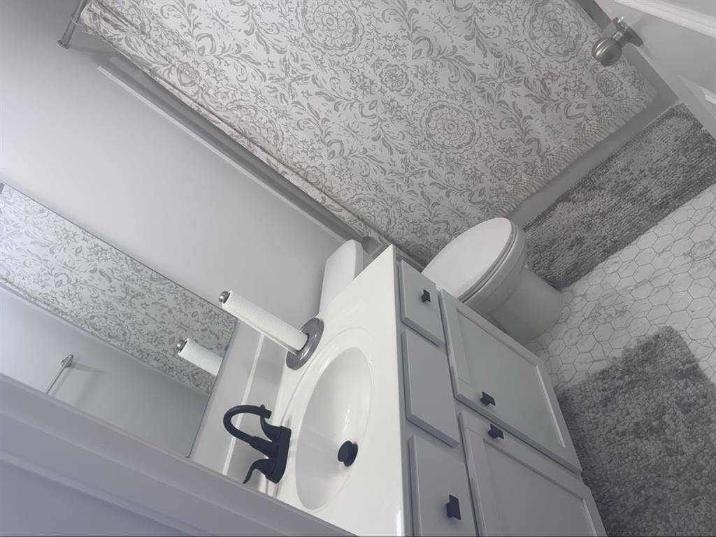 Seeking a clean roommate
