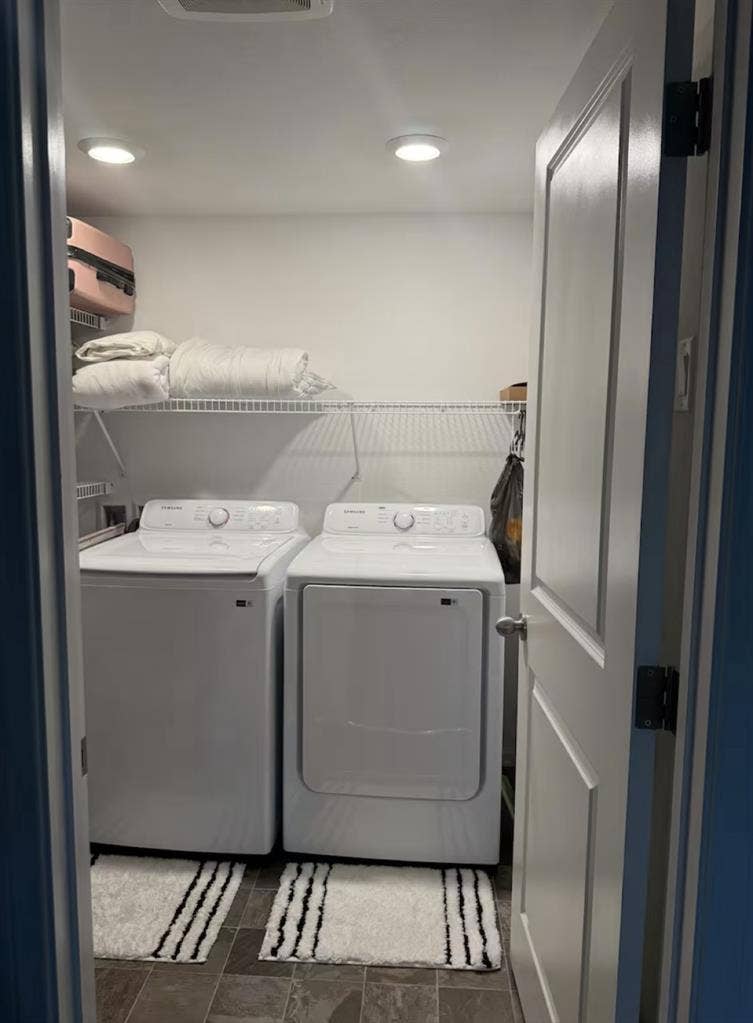 Private room/loft with bathroom