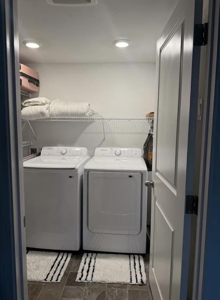 Private room/loft with bathroom