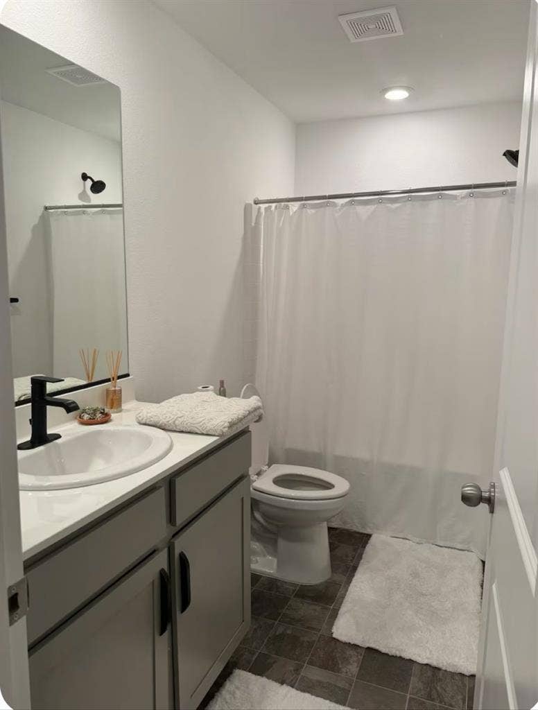 Private room/loft with bathroom