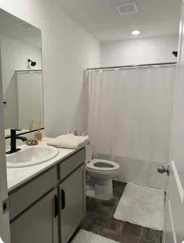 Private room/loft with bathroom