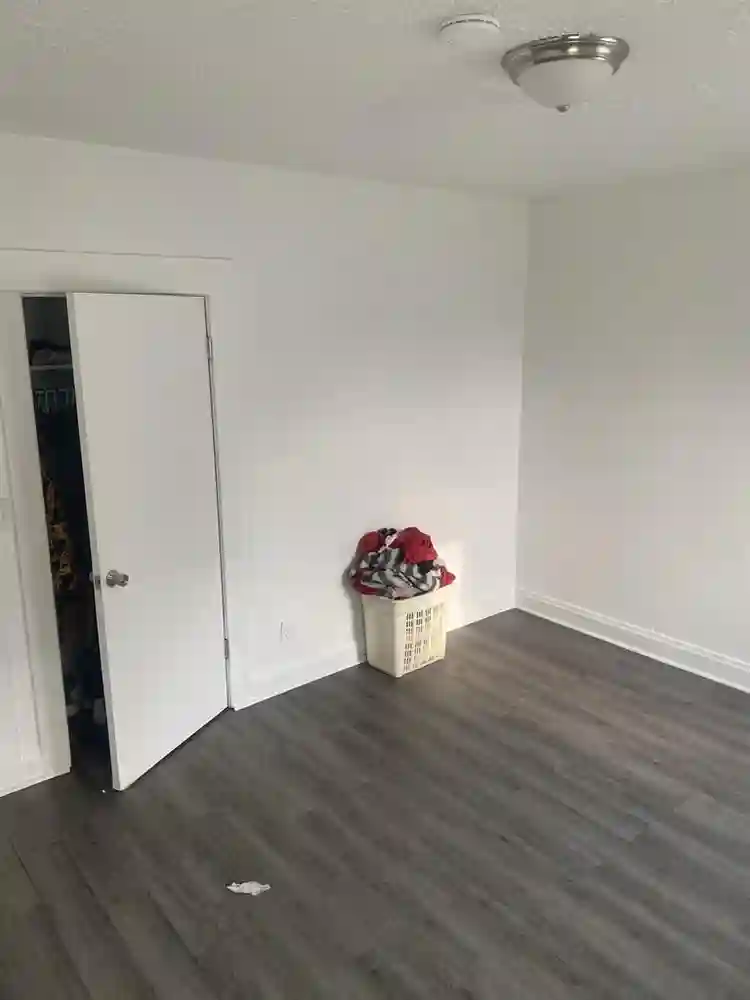 Short term roomie :Big room