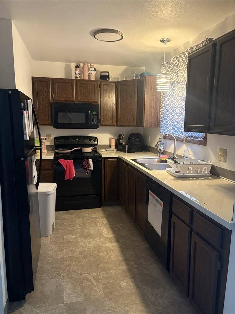 LOOKING FOR ROOMATE!