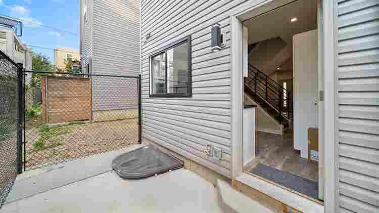 2 Rooms and Private bath Temple U