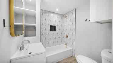 2 Rooms and Private bath Temple U