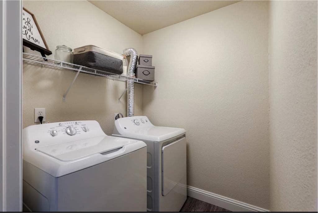 Looking for a roommate 🤗🤗