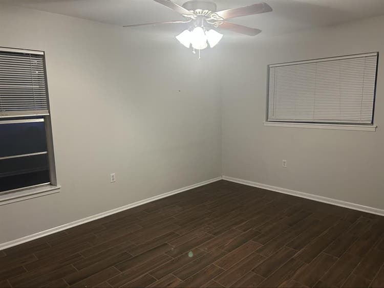 Roommates wanted!!