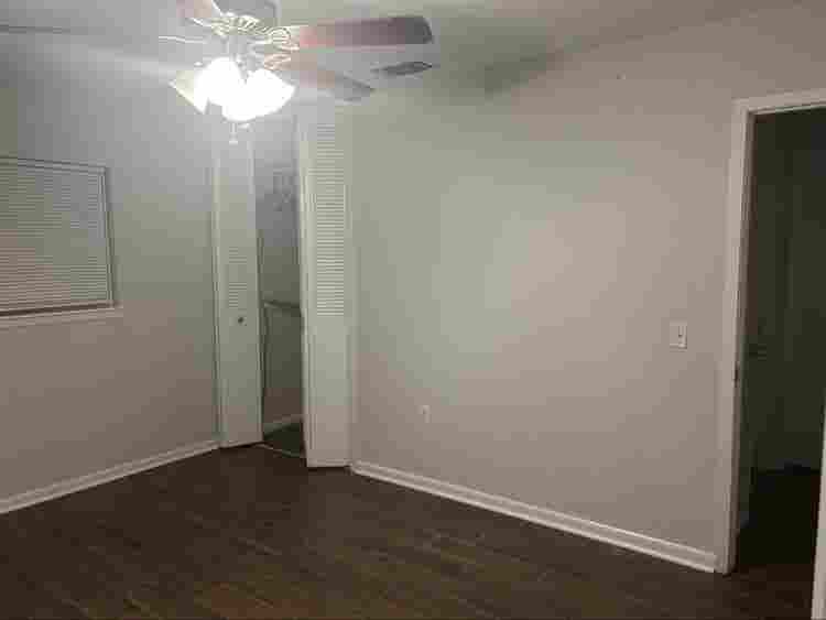 Roommates wanted!!