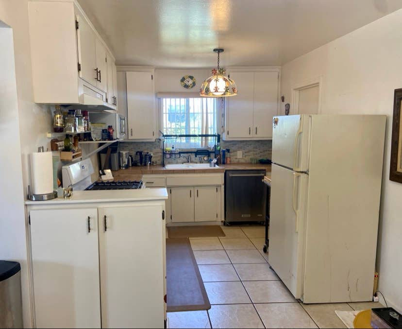 **2 Rooms for Rent in Gated Home!