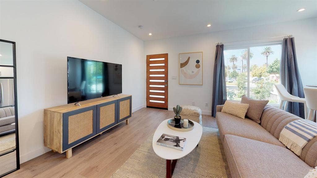 1 BR in Los Angeles