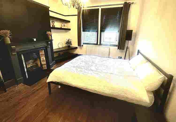 Large double Room for rent
