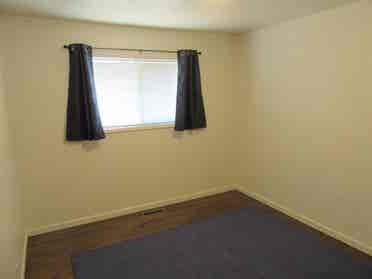 want roommate to share my house.