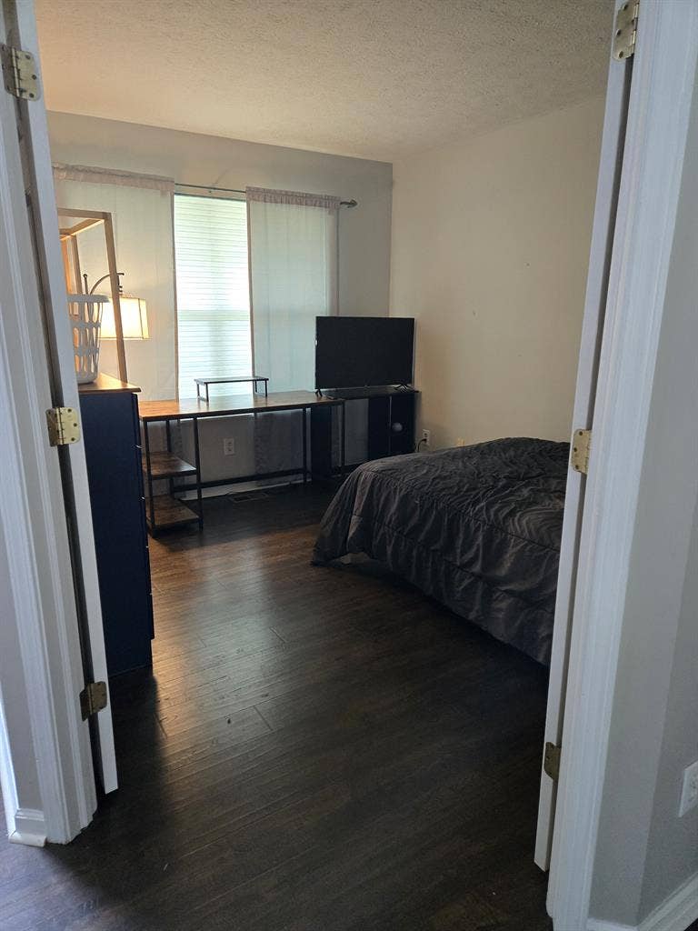 Furnished room / Private half bath