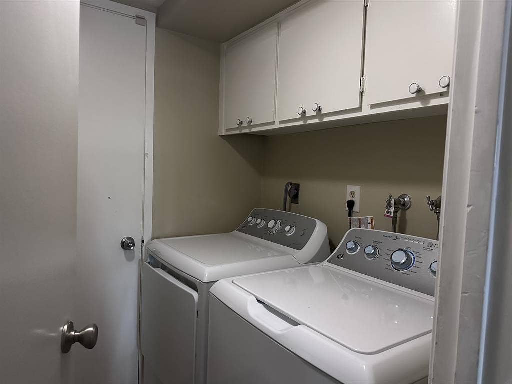 Master Bedroom Private bath+shower