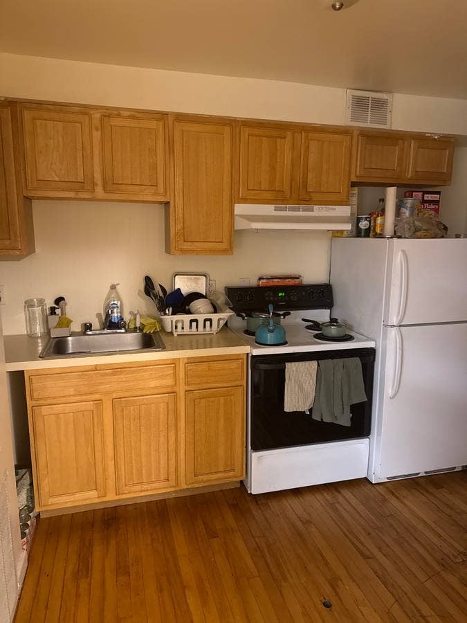 Seeking for female roommate