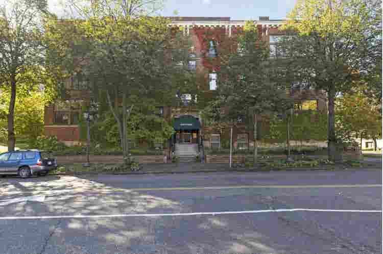 3BR Brownstone in Summit Hill