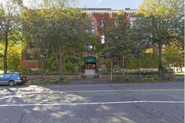 3BR Brownstone in Summit Hill