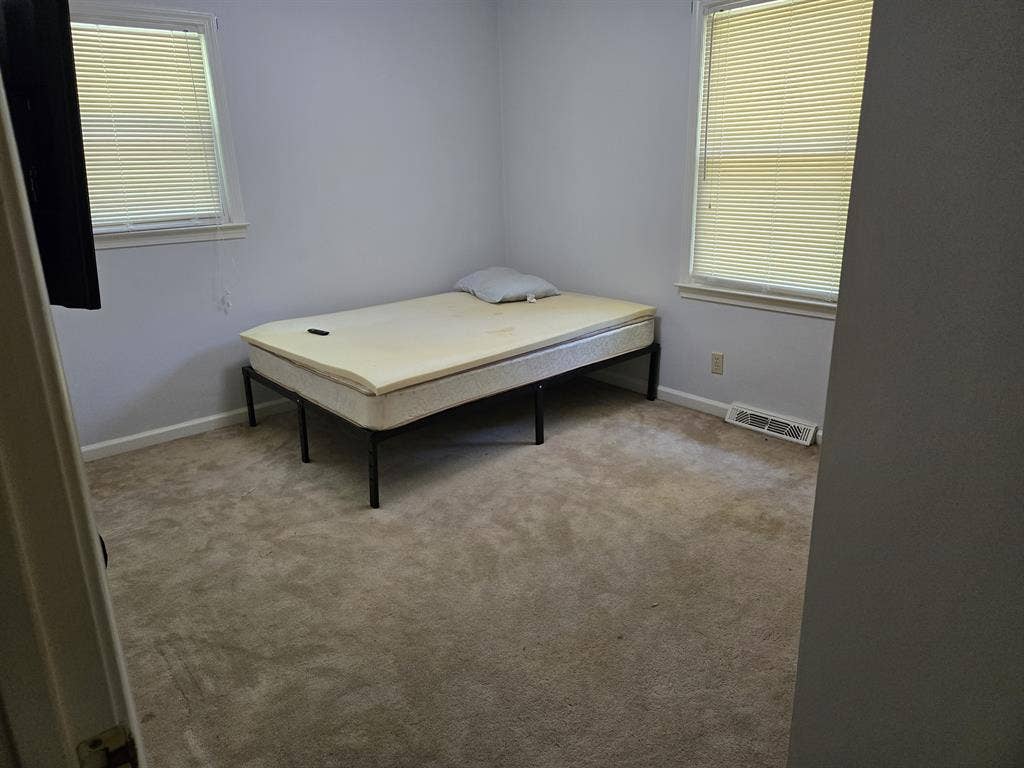 Looking for a roommate in Roanoke