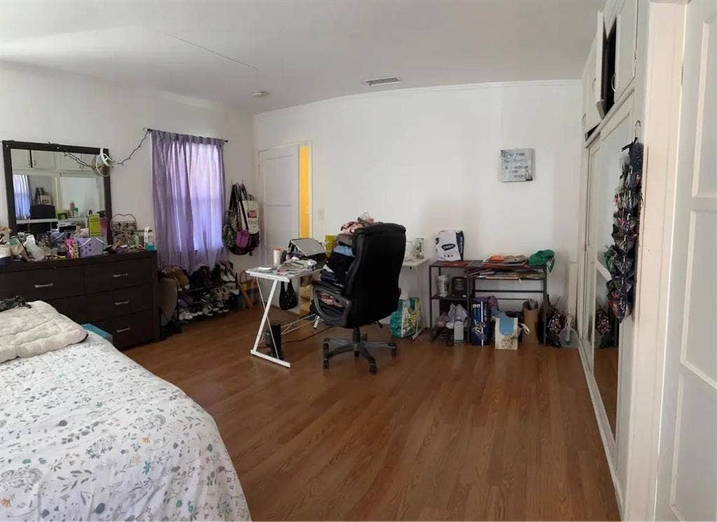 Renting Master Bedroom in Houseton