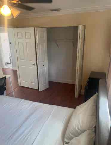 Room for rent in coconut creekk