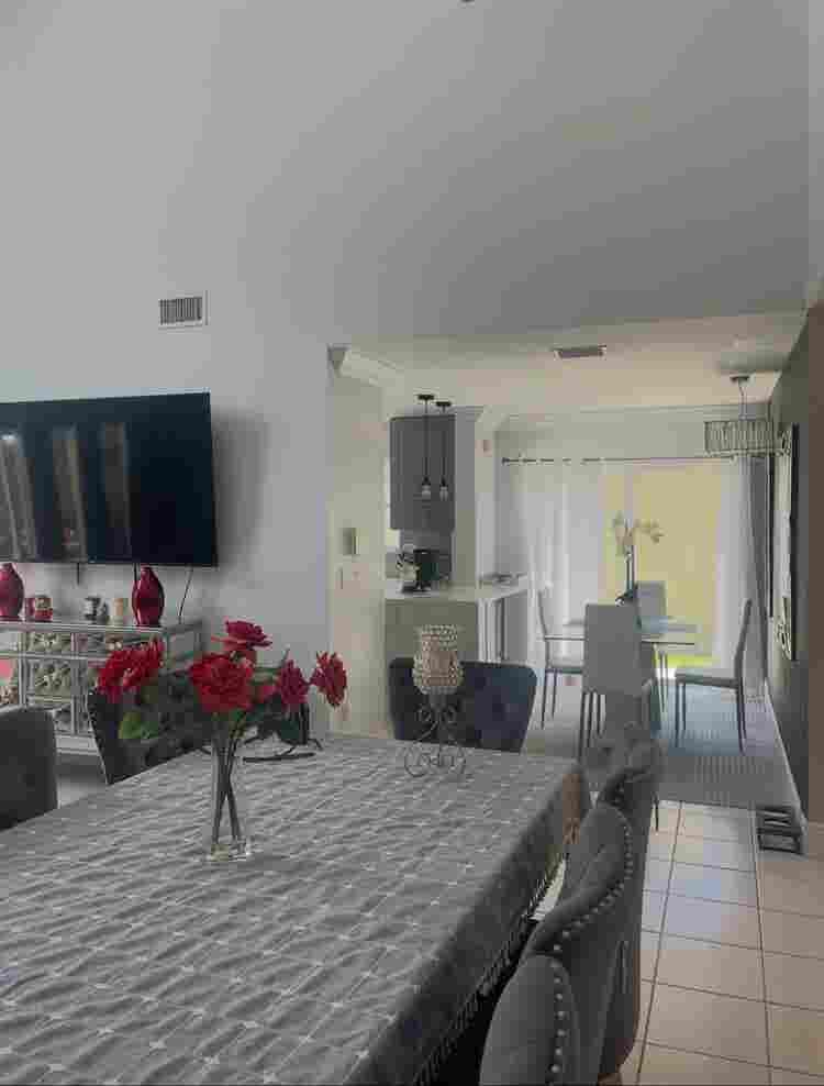 Room for rent in coconut creekk