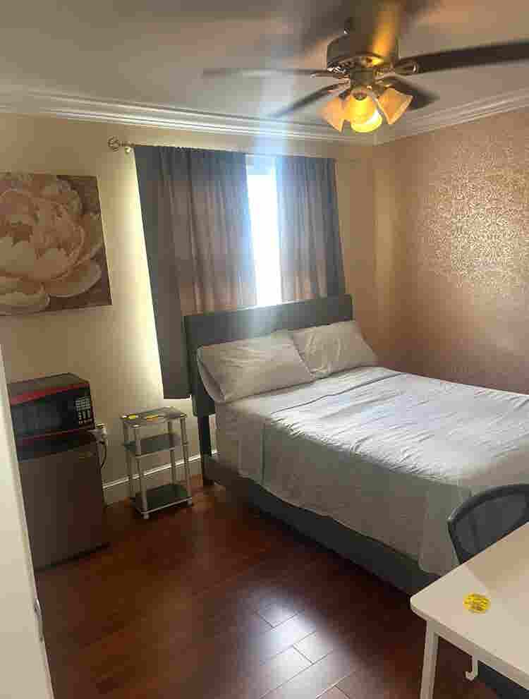 Room for rent in coconut creekk