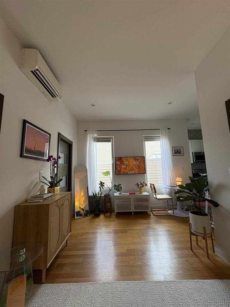 Looking for a female roommate