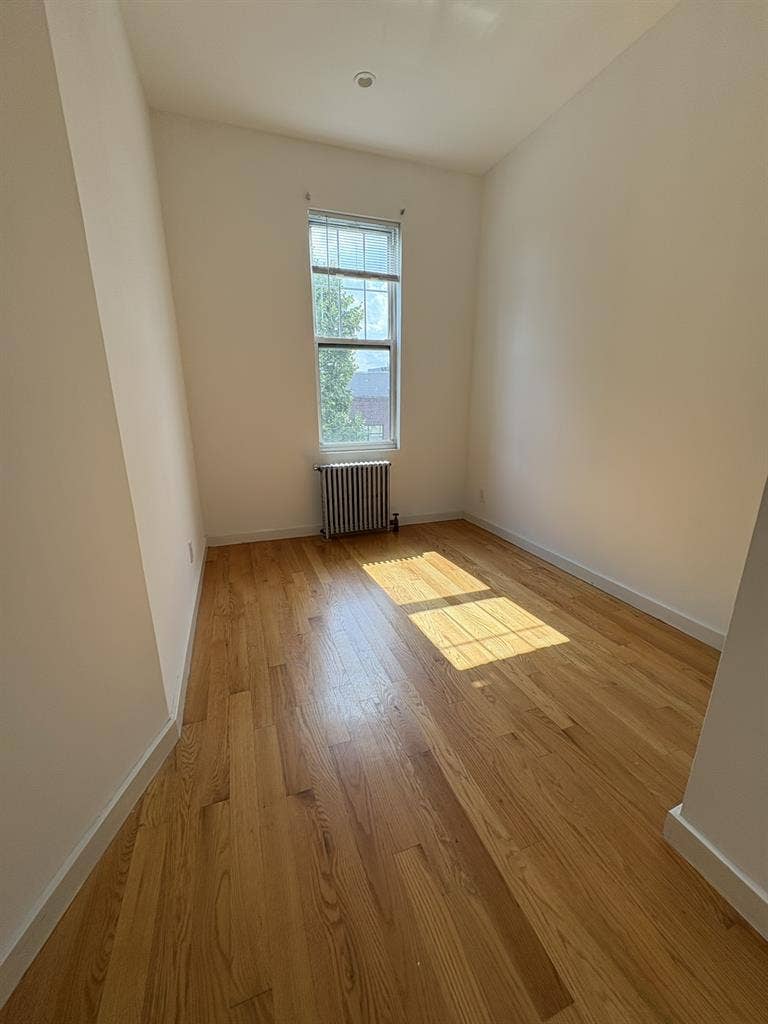 Looking for a female roommate