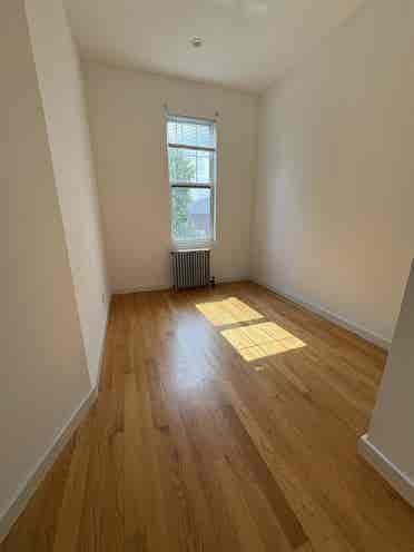 Looking for a female roommate