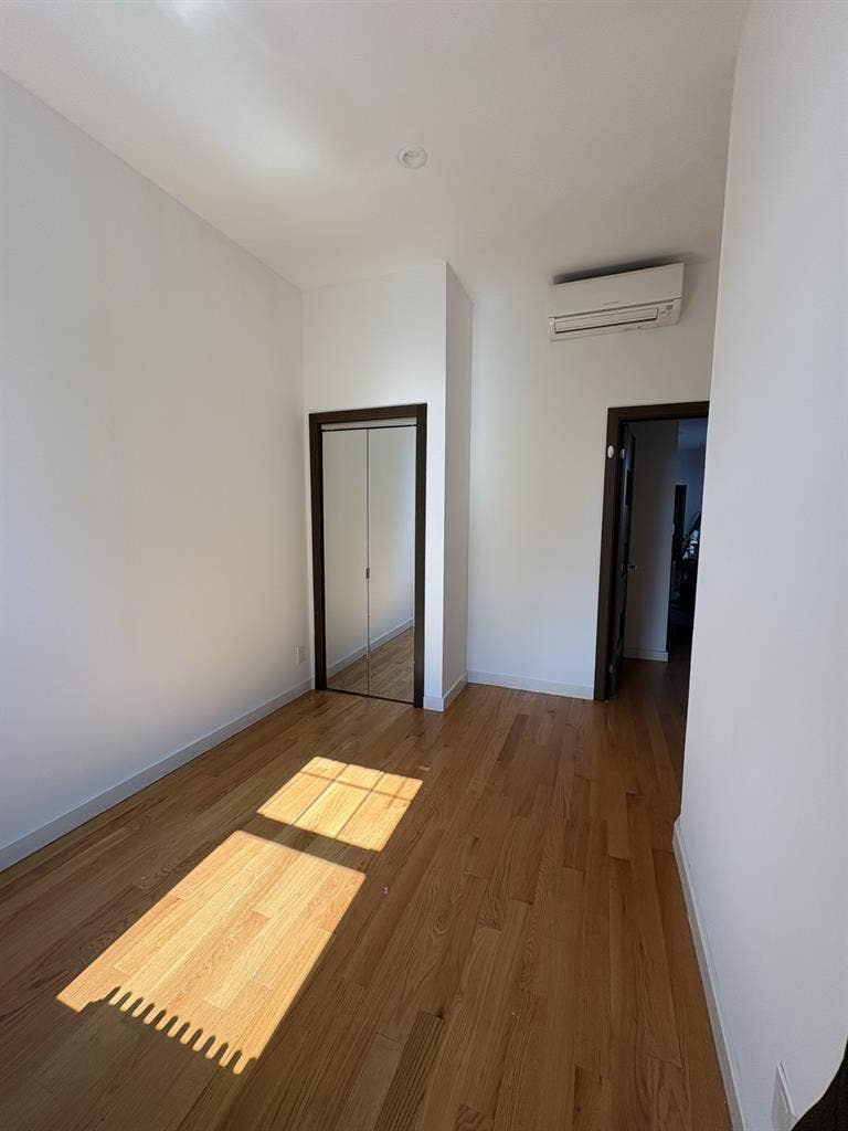 Looking for a female roommate