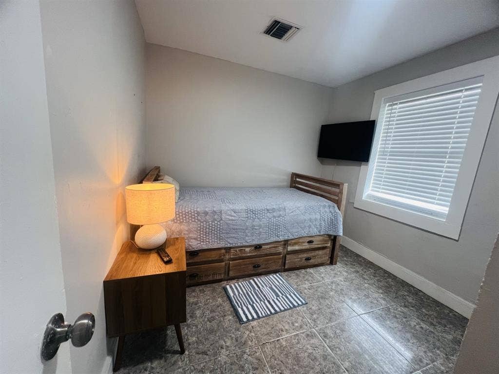 Room for rent / rento dormitorio