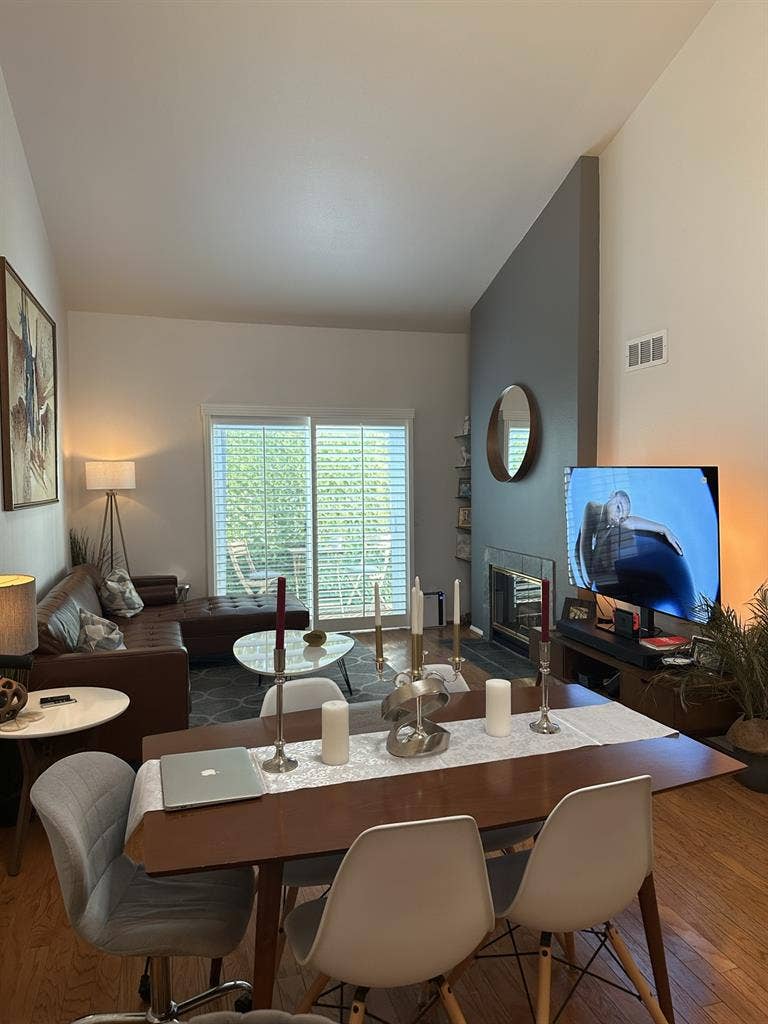 Room/Private Bath Downtown LBC.