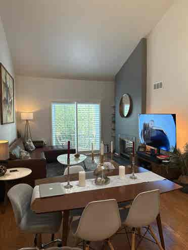 Room/Private Bath Downtown LBC.
