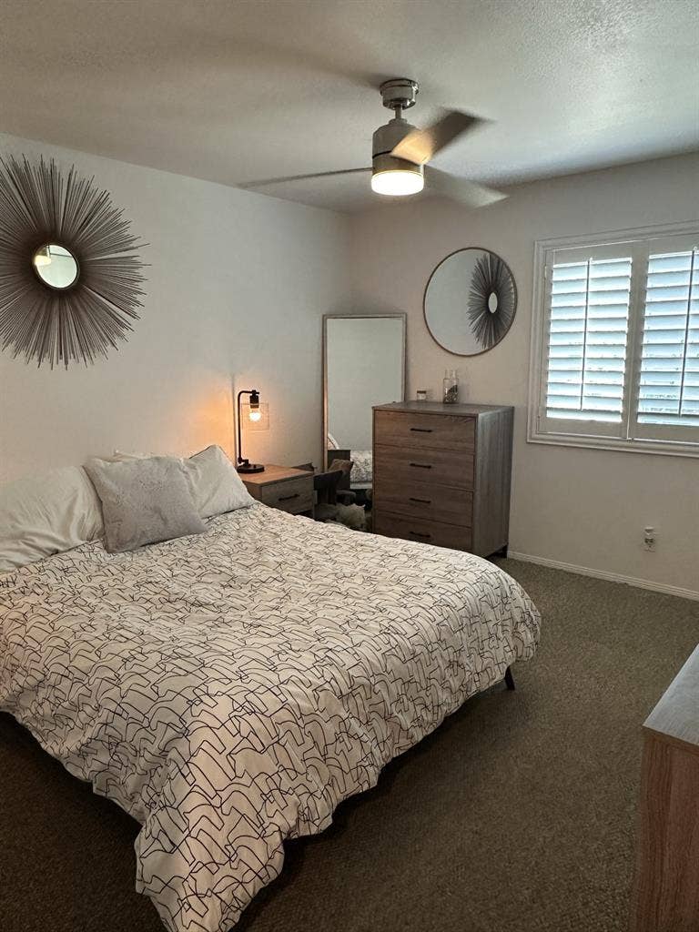 Room/Private Bath Downtown LBC.