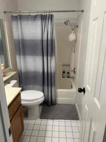 Room/Private Bath Downtown LBC.