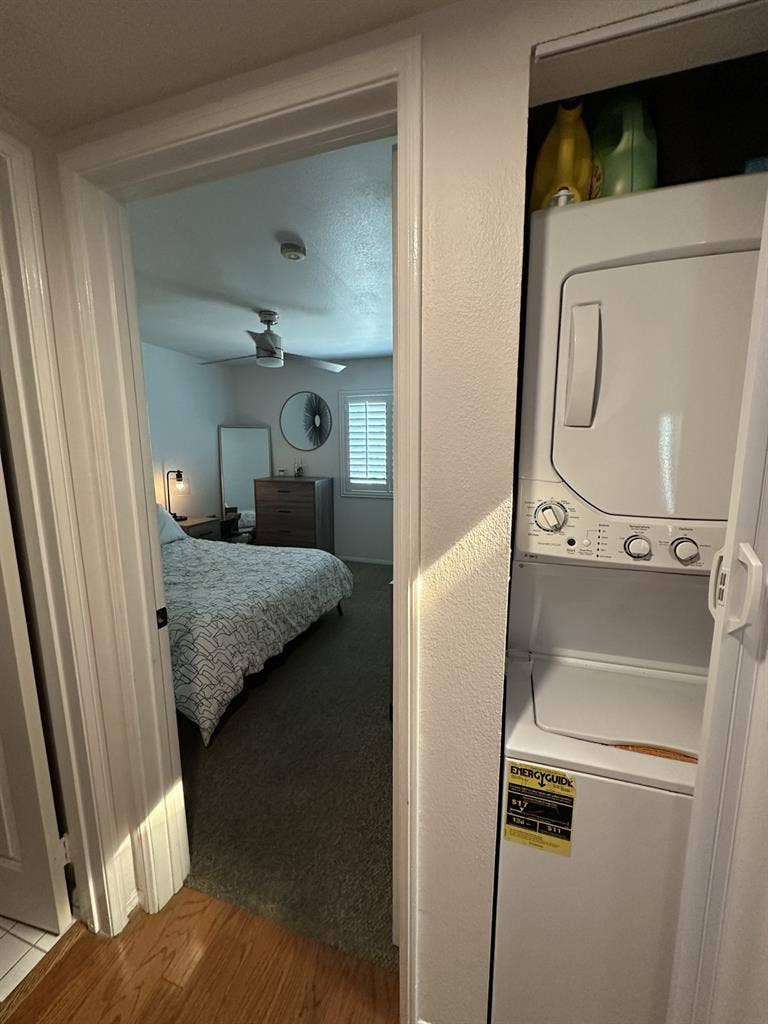 Room/Private Bath Downtown LBC.