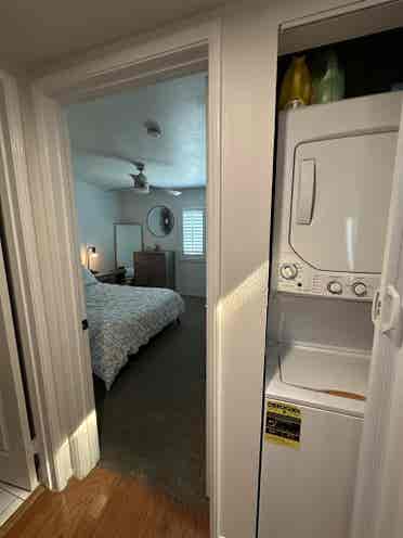 Room/Private Bath Downtown LBC.