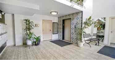 Room/Private Bath Downtown LBC.