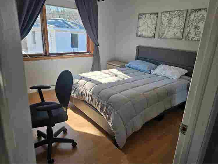 Huge Room 2 minutes away from UQTR!