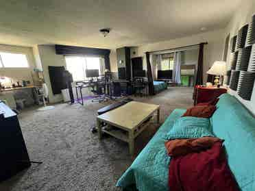 Huge bdrm w bthrm in Silver Lake