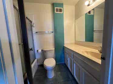 Huge bdrm w bthrm in Silver Lake
