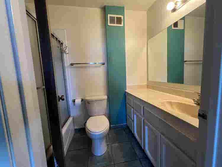 Huge bdrm w bthrm in Silver Lake