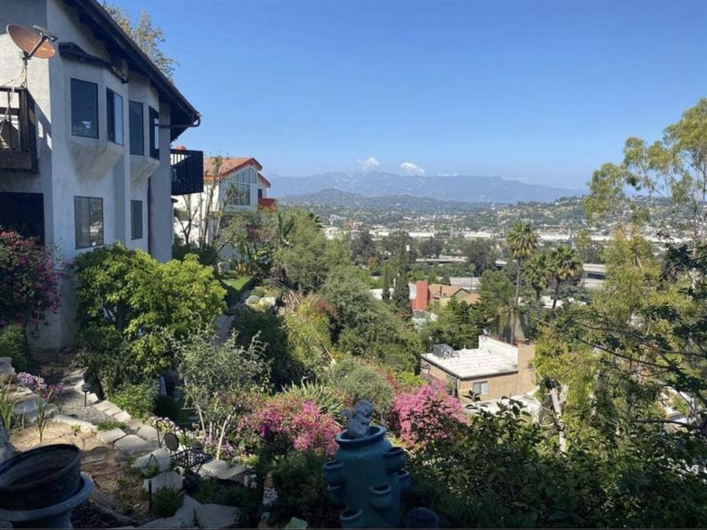 Huge bdrm w bthrm in Silver Lake