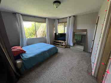 Huge bdrm w bthrm in Silver Lake