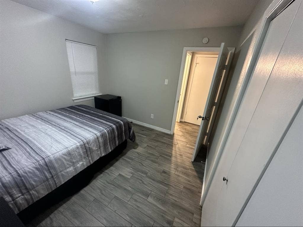 LOOKING FOR FEMALE ROOMATE